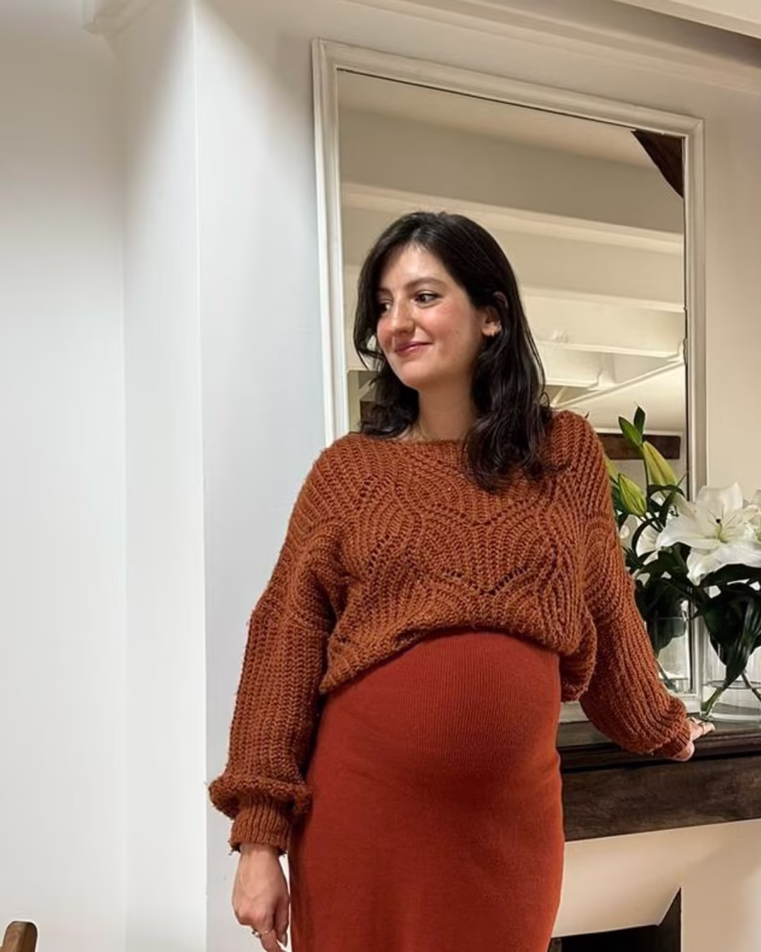 Après colorimétrie On perçoit une très belle maman, radieuse et illuminée grâce aux nuances boisées et épicées choisies spécialement pour elle, qui signent l’accord parfait avec sa beauté naturelle.